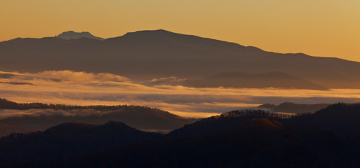 Obraz premium Impressive sea of clouds at sunrise, in the Appalachian Mountains, on a beautiful autumn day