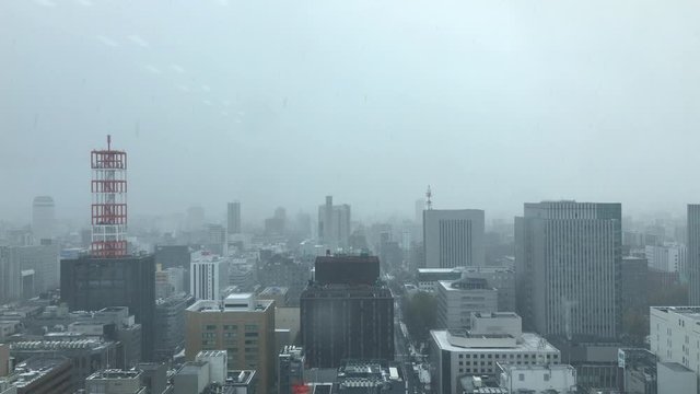 雪とさっぽろの町並み