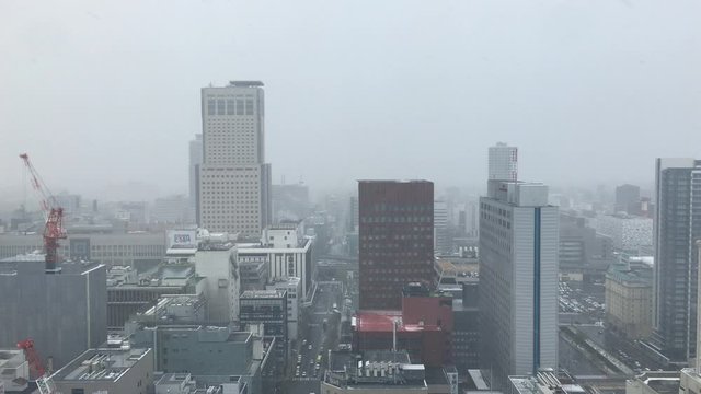 雪とさっぽろの町並み