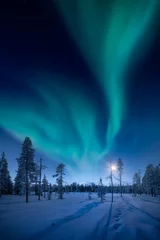 Foto auf Glas Mond- und Nordlichter über Pallas Fells mit Neuschnee in der Winternacht im Pallas-Yllästunturi-Nationalpark in Muonio, Finnland © Jamo Images