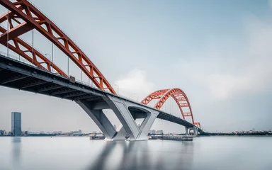 Fototapete Hängende Eisenkettenbrücke in Guangzhou-China des blauen Himmels © AS_SleepingPanda