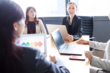 会議中の女性社員