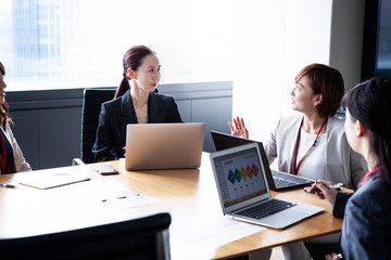 会議中の女性達