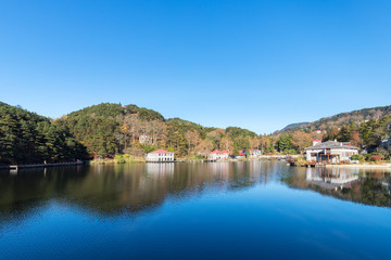 Fototapeta na wymiar beautiful lake on mount lu in autumn