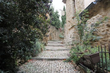 Rue pavée en escaliers dans le village de Suze La Rousse - Département de la Drôme - France