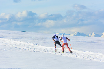 Sportlicher Skilanglauf im anstrengenden Skating-Stil