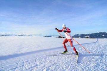 Sportlicher Skilanglauf im anstrengenden Skating-Stil