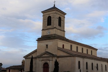 Fototapeta na wymiar Eglise Saint Bach dans le village de Suze La Rousse - Département de la Drôme - France - Eglise construite en 1848