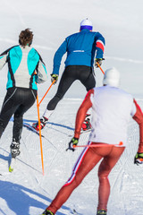 Sportlicher Skilanglauf im anstrengenden Skating-Stil