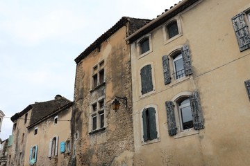 Façade de maison typique de la drôme provençale dans le village de Suze La Rousse - Département de la Drôme - France