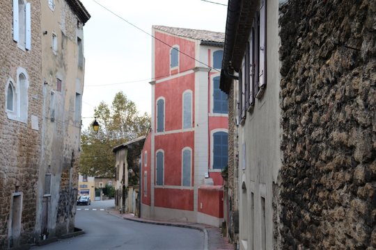 Fa&ccedil;ade de maison typique de la dr&ocirc;me proven&ccedil;ale dans le village de Suze La Rousse - D&eacute;partement de la Dr&ocirc;me - France