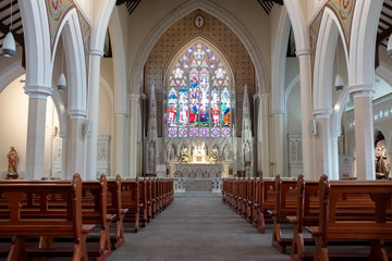 Fototapeta na wymiar Interior simétrico de iglesia