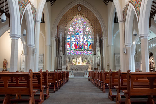 Interior simétrico de iglesia