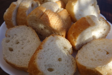 皿の上のスライスしたバゲット