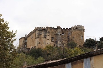 Obraz premium Château du village de Suze La Rousse - Département de la Drôme - France - Château construit au 11 ème siècle - Vue extérieure