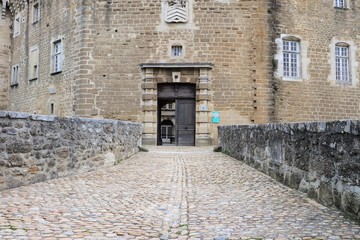 Fototapeta na wymiar Château du village de Suze La Rousse - Département de la Drôme - France - Château construit au 11 ème siècle - Vue extérieure