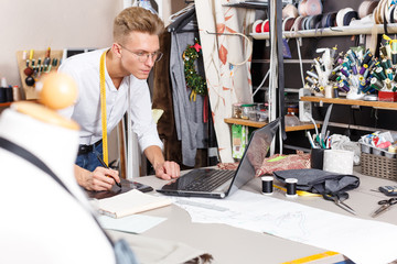 Obraz premium Tailor creating pattern using graphics tablet