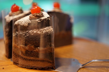  과일 토핑 초콜릿 케이크 집에서 달콤한 디저트를 만들 수도 있습니다.