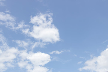 Obraz premium Czyste niebo z białymi i czarnymi chmurami unoszącymi się w powietrzu. Czarne chmury będą padać. Dobra pogoda dodaje ciału świeżej energii. Błękitne niebo za czarnymi chmurami.