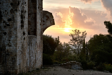 Levé du soleil sur la Tour Magne à Nîmes