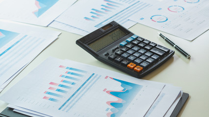 Obraz premium businessman working calculate data document graph chart report marketing research development planning management strategy analysis financial accounting. Business office concept.