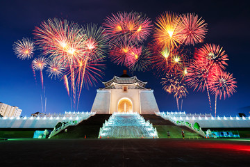 Obraz premium Fireworks over Chiang Kai-Shek Memorial Hall at night in Taipei, Taiwan