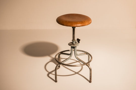 foto de taburete antiguo en estudio fotogr&aacute;fico