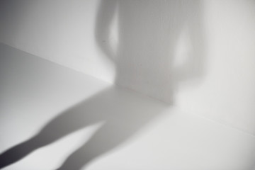 sombra de persona en foto de estudio fotográfico