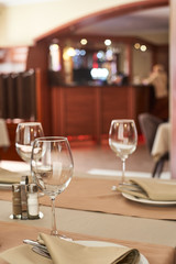 Empty glass goblets in a restoran.