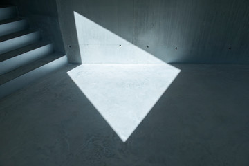 Sol y sombra en edificio de hormigón minimalista