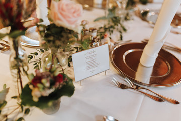 Gedeckter und geschmückter Tisch im Festsaal am Hochzeitstag 