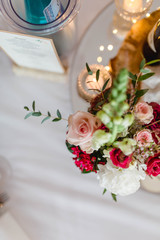 Tischdekoration mit Blumen am Hochzeitstag