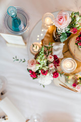 Obraz na płótnie Canvas Tischdekoration mit Blumen am Hochzeitstag