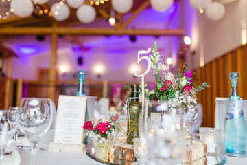 Tischdekoration mit Blumen am Hochzeitstag