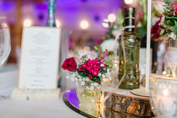 Tischdekoration mit Blumen am Hochzeitstag