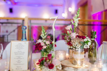 Tischdekoration mit Blumen am Hochzeitstag