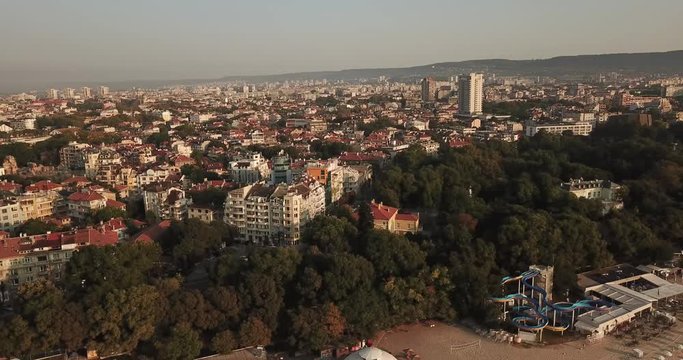 vue a&eacute;rienne de Varna en Bulgarie depuis la mer noire ville c&ocirc;ti&egrave;re lever de soleil petit matin verdure et immeubles