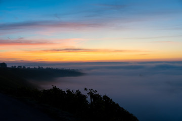 Sonnenaufgang über dem Main im Nebel