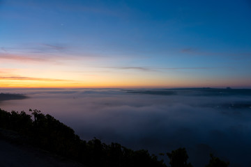 Fototapeta na wymiar Sonnenaufgang über dem Main im Nebel