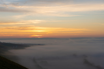 Sonnenaufgang in den Weinbergen über dem herbstlichen Main im Nebel