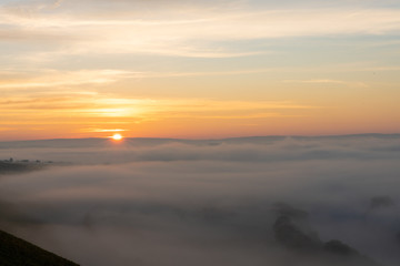 Fototapeta na wymiar Sonnenaufgang in den Weinbergen über dem herbstlichen Main im Nebel