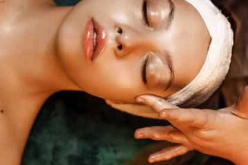 Foto op Plexiglas Spa Close up van een mooie vrouw die gezichtsprocedures met hyaluronzuur doet in een spa salon.