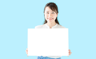 Fototapeta premium メッセージボードを見せる女性