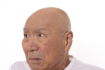 怒り顔の日本人シニア