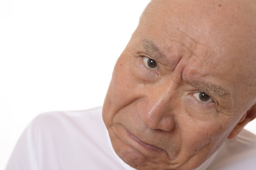 怒り顔の日本人シニア