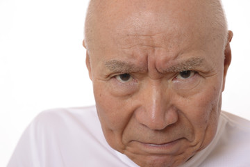 怒り顔の日本人シニア