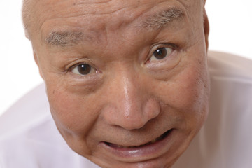 怒り顔の日本人シニア