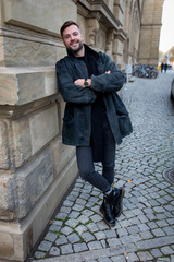 Fototapeta na wymiar Portrait Mann mit Bart in Stadt, Mode, jung, Business