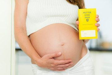 Schwangere Frau mit Mutter-Kind-Pass, Österreich