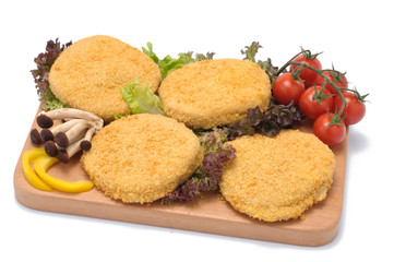 Cordon bleu con funghi su tagliere di legno